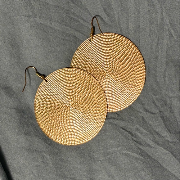 🖤NWOT Elegant Gold Tone Disc Earrings - Picture 3 of 6